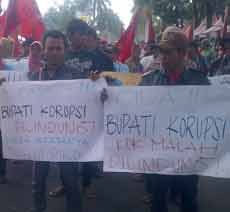 Ratusan Warga Tuntut Bupati Blitar Dijadikan Tersangka Kasus Korupsi