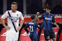 Pada laga di Stadion Giuseppe Meazza, Minggu (2/12/2012) malam WIB, Inter menang berkat gol bunuh diri Garcia di menit 74. REUTERS/Alessandro Garofalo.