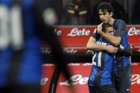 Andrea Ranocchia merayakan gol bunuh diri Palermo bersama rekannya Walter Gargano. REUTERS/Alessandro Garofalo.