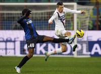 Kemenangan ini mengangkat posisi Inter ke urutan ketiga klasemen sementara dengan 31 poin dari 15 pertandingan, terpaut empat poin dari Juventus yang memimpin klasemen. Palermo di posisi ke-17 dengan 14 poin. REUTERS/Alessandro Garofalo.