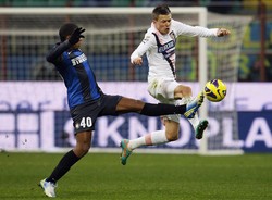 Kemenangan ini mengangkat posisi Inter ke urutan ketiga klasemen sementara dengan 31 poin dari 15 pertandingan, terpaut empat poin dari Juventus yang memimpin klasemen. Palermo di posisi ke-17 dengan 14 poin. REUTERS/Alessandro Garofalo.