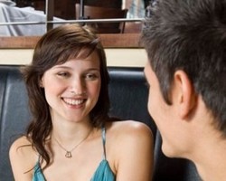 Trik Menarik Perhatian Pria yang Anda Sukai