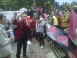 Massa Mulai Datangi DPRD Garut, Tuntut Bupati Aceng Mundur