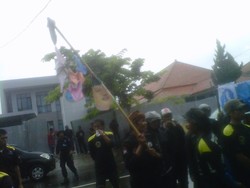 Pendemo: Sebagai Rakyat Garut Kami Malu Atas Tabiat Aceng