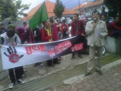 Pendemo Anti Aceng Bertambah, Massa Bakar Ban di Depan DPRD Garut