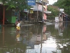 Air Sungai Meluap, Jalanan dan Warung di Semarang Tergenang Banjir