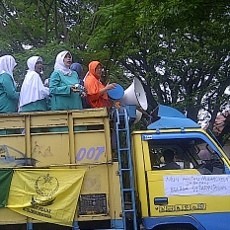 Ibu Pengajian Turut Aksi Turunkan Bupati Aceng, Gelar Qasidahan