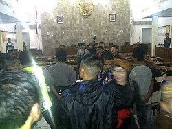 Merangsek Masuk, Massa Anti Aceng Duduki Kursi Pimpinan DPRD Garut