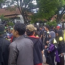 Demonstran Anti Bupati Aceng Bawa Celana Dalam Wanita