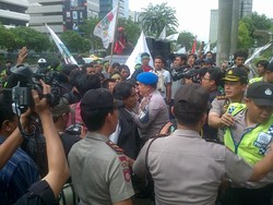 Demo Century, Massa KAMMI Ngotot Turunkan Bendera Merah Putih di KPK
