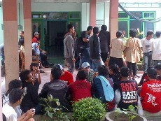 Turut Berduka, Puluhan Suporter Pasoepati Tunggui Jenazah Mendieta di RS