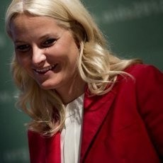 Rawat Bayi Sahabatnya yang Gay, Putri Norwegia Menyamar di India