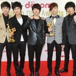 FT Island Donasikan Buku dan Komputer untuk Anak-anak Afrika