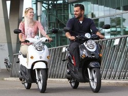 Skuter Listrik Ini Baterainya Bisa Gonta-ganti