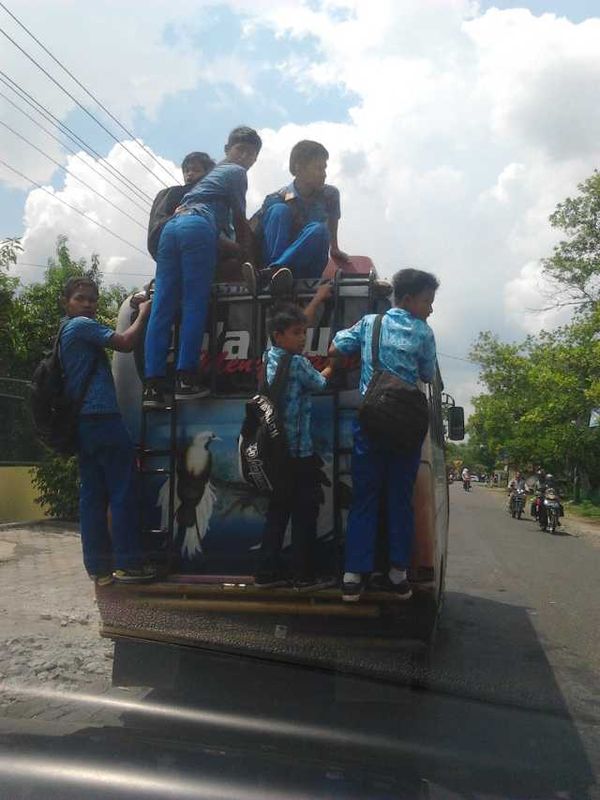 Ke Sekolah Menantang Maut