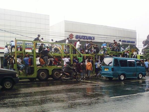 Pelajar Rebutan Naik Truk Pengangkut Mobil