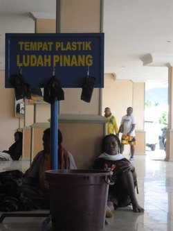 Di Papua, Ada Tempat Sampah Khusus Meludah