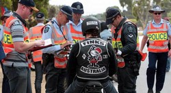 Geng Motor Australia Lawan Balik Polisi