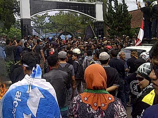 Ratusan Orang Desak Aceng Fikri Mundur