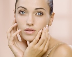 Survei: 68% Wanita Pakai BB Cream Karena Lebih Ringan dari Foundation