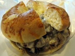 Empuk Creamy Lezat Philly Cheese Steak Bagel!