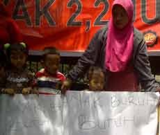 Buruh Segel Kantor Apindo Jatim dengan Spanduk