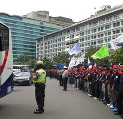 Massa Buruh Terus Mengalir, Bundaran HI Tersendat