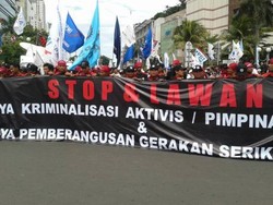 Sekitar 2.500 Buruh Tumpah di Bundaran HI, Lalin Merayap