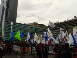 Buruh Meluber di Jl Thamrin, Kendaraan dari Jl Sudirman Lewat Busway