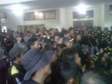 Pendemo Masuk ke Gedung DPRD Garut, Teriak-teriak Minta Aceng Mundur
