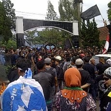 Warga Garut Kembali Demo Kantor Aceng, Polisi Kerahkan 800 personel