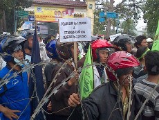 Desak Upah Rp 2,2 Juta, Ratusan Buruh Blokir Pintu Masuk Bandara Polonia