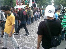 Ribuan Petani Terobos Kawat Berduri di Kantor Gubernur Sumut