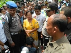 Pembunuh Sadis Berlutut Minta Maaf di Depan Ibu Korban