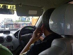 Aduh, Sopir Taksi Ini Terima Telepon Saat Bawa Penumpang