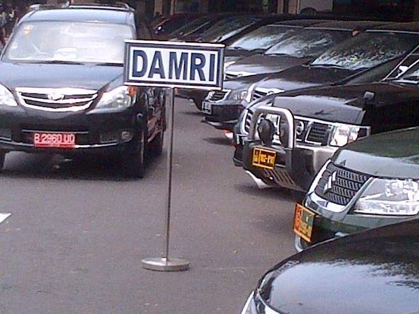 Parkir Bus Damri Dipenuhi Mobil Dinas
