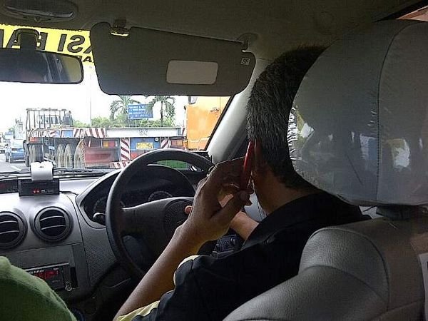 Sopir Taksi Menelepon Sambil Nyetir