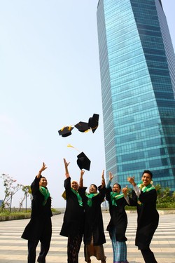 Keceriaan Bersama teman-teman wisudawan