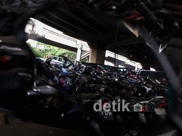 Motor Rongsokan Penuhi Kolong Fly Over