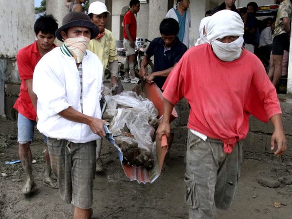 Evakuasi Korban Topan Bopha