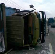 Truk Terguling di Raya Grati, Muatan Besi Berserakan