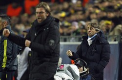 2 Ekspresi berbeda dari kedua pelatih saat menyaksikan Julian Schieber membobol gawang City. REUTERS/Ina Fassbender.