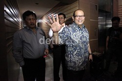 Ketua KPSI La Nyalla Mattalitti memberi salam kepada wartawan saat tiba di kantor Kemenpora, Jakarta.
