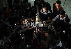 Djohar Arifin dikerumuni wartawan saat diwawancarai terkait surat FIFA.