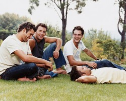 Pria Suka Senyum & Kedipkan Mata, Bisa Menarik Perhatian Wanita