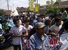 Puas Salawatan, Massa Pro Aceng Bubarkan Diri