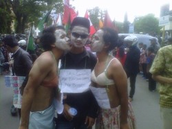 Aksi Mahasiswa Perankan Aceng Jadi Tontotan di DPRD Garut