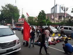Demo 20 Mahasiswa di Jl Dipenogoro Bikin Lalin Tersendat