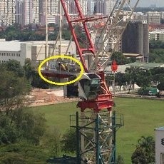 Tagih Gaji, 2 Pekerja Bangunan di Singapura Nekat Duduk di Atas Crane