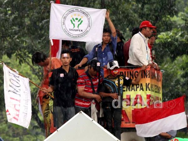 Ratusan Pedagang Demo di Bawah Guyuran Hujan